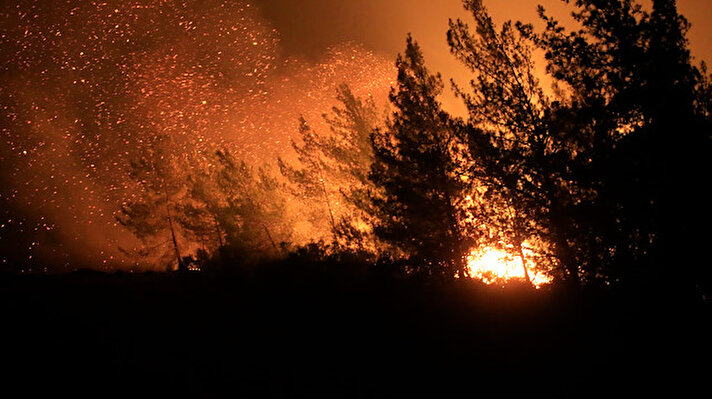 Hisarönü Mahallesi Bördübet mevkisinde ormanlık alanda henüz belirlenemeyen nedenle başlayan yangına müdahale devam ediyor.<br><br>