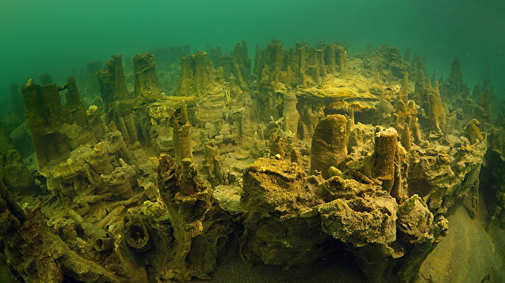 Van Gölü'nde 2-3 kilometrelik alanı kaplayan mikrobiyalitler, su altında dalış gerçekleştirenlerin ilgisini çekiyor. 