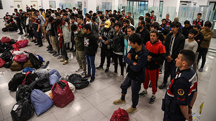 Düzensiz göçün önlenmesi ve kayıt dışı göçmenlerin sınır dışı edilmesine yönelik çalışmalar sürüyor.
