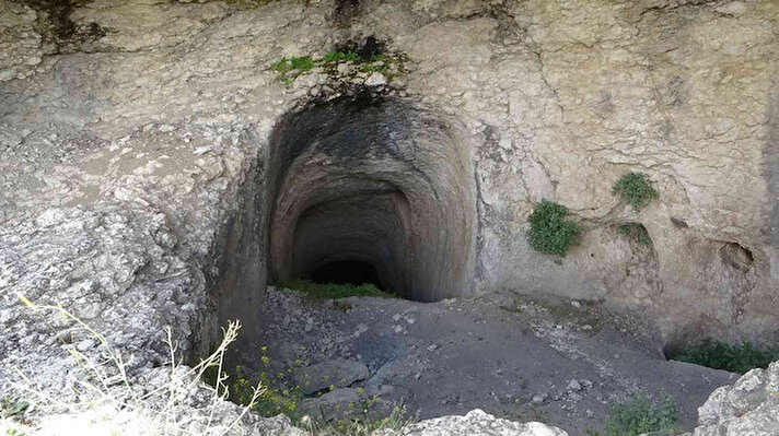 Akçadağ'a bağlı Keller Mahallesi'nde yaklaşık 2 bin metre rakımda bulunan, halk arasında "yedi kapılı mağara" olarak adlandırılan 150 metre derinlikteki mağara, gizemini koruyor. 