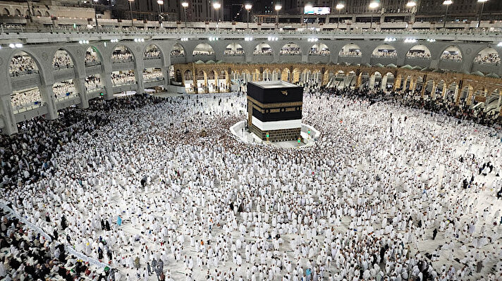 Dünyanın dört bir yanından Suudi Arabistan'ın Mekke kentindeki kutsal topraklara gelen Müslümanlar, Hac farizasını yerine getirmek için ibadetlerine devam ediyor.