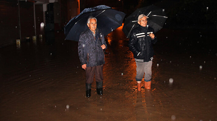 Meteoroloji Genel Müdürlüğü’nün kırmızı uyarı verdiği illerden Zonguldak’da sağanak etkisini öğleden beri sürdürüyor. 