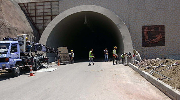Çanakkale-İzmir kara yolunun Ayvacık ilçesi ile Küçükkuyu beldesi arasındaki Kazdağları rampaları geçişinde bölünmüş yol ve tünel çalışmaları sürüyor. Yapımı tamamlanmak üzere olan 1700 metre uzunluğundaki 'Assos' ve 4 bin 17 metre uzunluğundaki 'Troya' tünelleri, bölgedeki ulaşımı rahatlatacak. AK Parti İl Başkanı Naim Makas, Ezine Belediye Başkanı Güray Yüksel, AK Parti İlçe Başkanı Fatih Kocabıyık, İl Genel Meclisi Üyesi Murat Yahya Sezgin ve partililerle tünel inşaatında inceleme yaptı.
