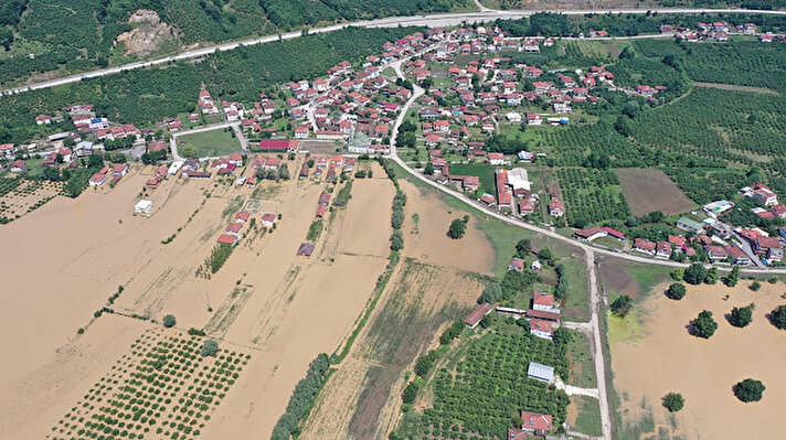 Tarım arazilerinin de tamamına yakınının su altında kaldığı köyde, yetkililer hasar tespit çalışmalarına başladı.