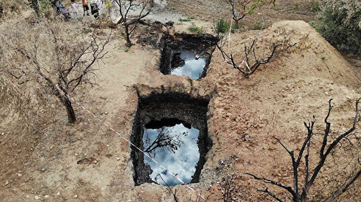 Manisa'nın Salihli ilçesine bağlı Yağbasan Mahallesi Dibek Dağı eteğindeki Mustafa Yüksel'e ait zeytin bahçesinde, 28 Mayıs Cumartesi günü su bulmak için 204 metreden açılan sondajdan yanıcı siyah madde çıktı.<br>