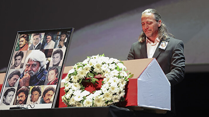Yeşilçam'ın usta oyuncusu Cüneyt Arkın, İstanbul'da kaldırıldığı hastanede kalbinin durması sonucu 85 yaşında yaşamını yitirdi.<br><br>