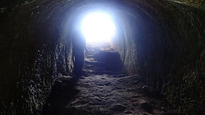 Malatya'nın Akçadağ ilçesinde 150 metre derinlikte bulunan ve binlerce yıllık olduğu ileri sürülen mağara, defineciler tarafından oldukça merak ediliyor.