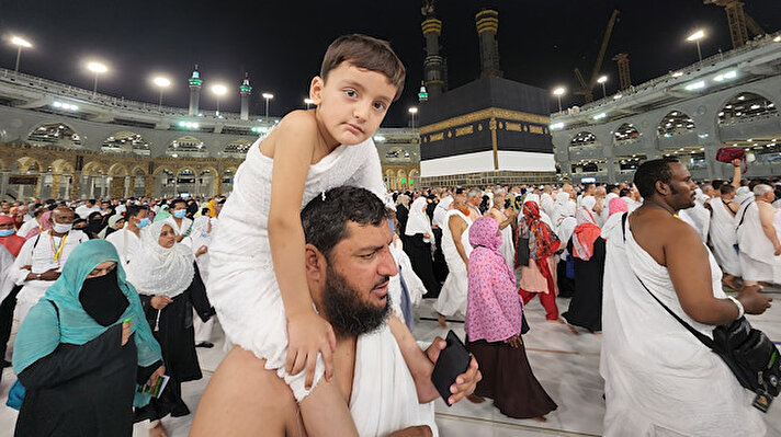 Birçok farklı ülkeden aileleriyle birlikte gelen çocuklar, Mekke'de ibadetlerini yerine getiren ebeveynlerine eşlik ediyor.<br>