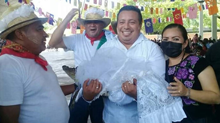 Meksika’nın Oaxaca eyaletinde yer alan San Pedro Huamelula kasabasının Belediye Başkanı Victor Hugo Sosa Garcia, dün düzenlenen törenle "Prenses Alicia Rubi" adlı timsahla evlendi. 