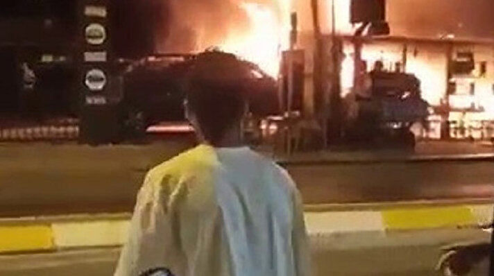 Yangın, saat 23:00 sıralarında Sultanbeyli Adil Mahallesi Bosna Bulvarı üzerinde bulunan bir lokantada meydana geldi.