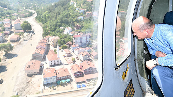 Bakan Soylu, selin vurduğu Abana, Bozkurt ve İnebolu ilçelerinde önce helikopterle havadan inceleme yaptı ardından Abana'da yürütülen temizlik ve hasar tespit çalışmalarıyla ilgili yetkililerden bilgi aldı.