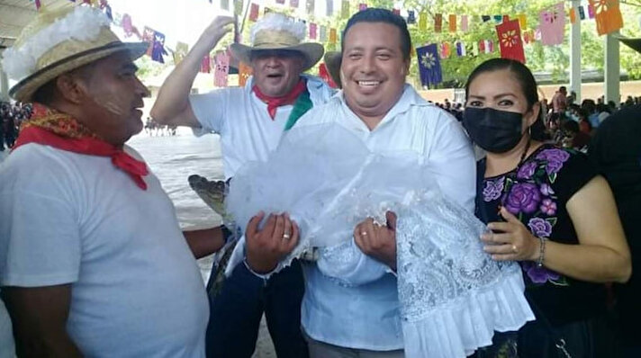 Meksika’nın Oaxaca eyaletinde yer alan San Pedro Huamelula kasabasının Belediye Başkanı Victor Hugo Sosa Garcia, dün düzenlenen törenle "Prenses Alicia Rubi" adlı timsahla evlendi. 
