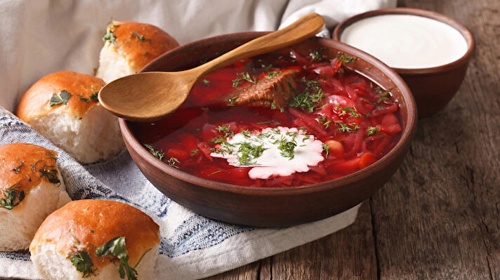 Borsch çorbası nedir?<br><br>Borsch, genellikle kırmızı pancardan elde edilen doyurucu bir çorba ancak yeşil ve beyaz çeşitleri de var.
