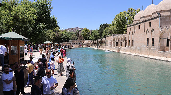 Güneydoğu Anadolu Bölgesi'nde hava sıcaklıkları artarken Şanlıurfa'da sıcaklık öğle saatlerinde 38 derece olarak ölçüldü.