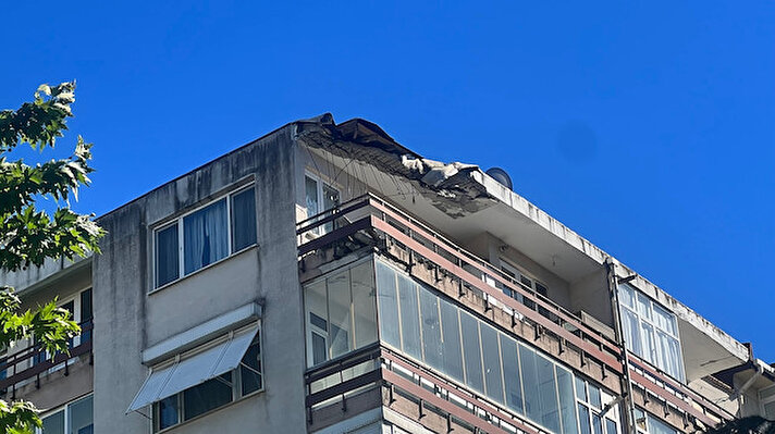 Kartal Kordonboyu Mahallesi Akdeniz Caddesi'nde bulunan 8 katlı apartmanın çatısında saat 15.00 sıralarında çökme oldu.