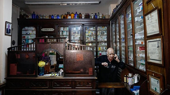Eczacı Melih Ziya Sezer, 70 yıldan fazla süredir eczacılık yapıyordu. Kadıköy Moda'daki 1902 kuruluş tarihiyle İstanbul'un en eski eczanelerinden birinin sahibiydi.<br>
