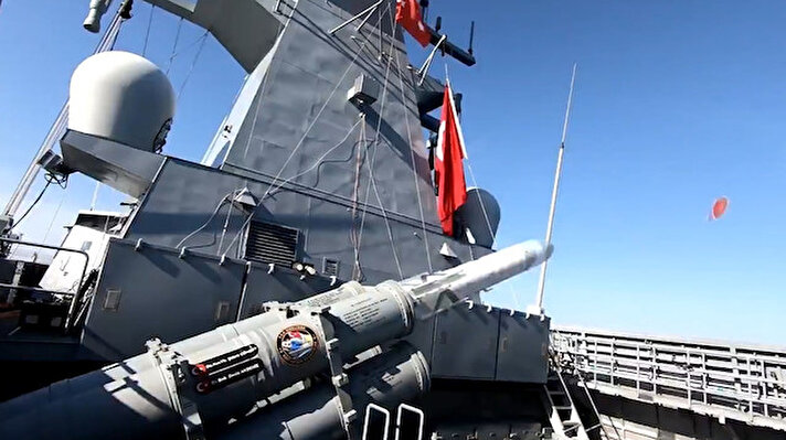 Milli Savunma Bakanlığı, milli güdümlü mermi Atmaca'nın ilk kez mobil güdümlü mermi sistemiyle karadan denizdeki bir hedefe yapılan test atışının başarıyla yerine getirildiğini bildirdi.<br>