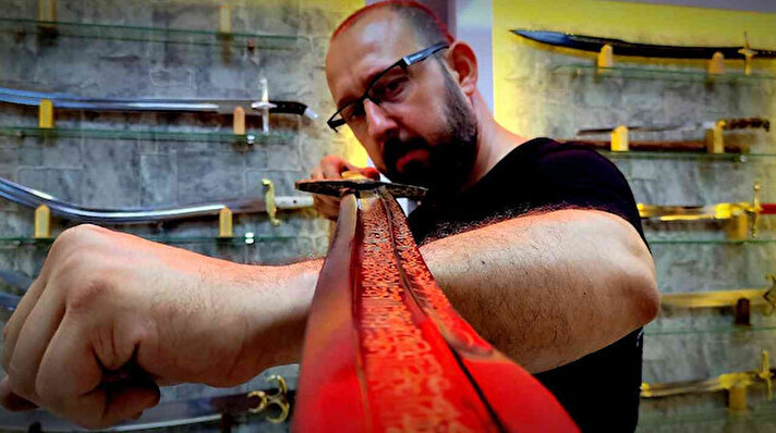 Bursalı bıçak ustası Aziz Şen, Fatih Sultan Mehmet Han'ın Topkapı Sarayı'nda bulunan kılıcının benzerini altın işlemelerle yaparak yurt dışına satıyor.