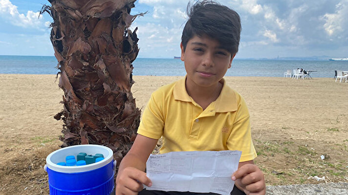Yalova’nın Çiftlikköy ilçesinde oturan, 7’nci sınıf öğrencisi Alperen Dede, 1 senedir boş vakitlerinde su ve limonata satarak, gelirinin tamamını Mehmetçik Vakfı’na bağışlıyor. 