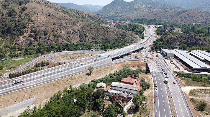 Ulaştırma ve Altyapı Bakanı Adil Karaismailoğlu, Bilecik kent girişinde yapımı tamamlanan köprülü kavşağın açılış törenine katıldı. <br><br><br>
