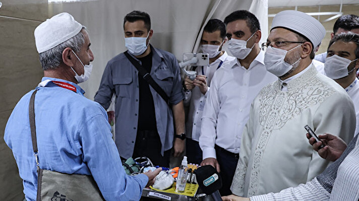 Diyanet İşleri Başkanı Ali Erbaş, Diyanet İşleri Başkanlığı Mekke Hastanesini ziyaret ederek, Başhekim Prof. Dr. Mehmet Rıdvan Yalçın'dan bilgi aldı, sağlık çalışanlarıyla bir araya geldi.