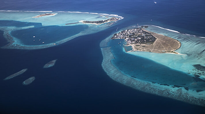 Hint Okyanusu’nun ortasında, Hindistan ve Sri Lanka’nın güney batısında yer alan Maldivler Cumhuriyeti, 1192 adadan oluşuyor. Muson ikliminin hakim olduğu ülkede adaların sadece 250'sinde yerleşim bulunuyor.<br><br>