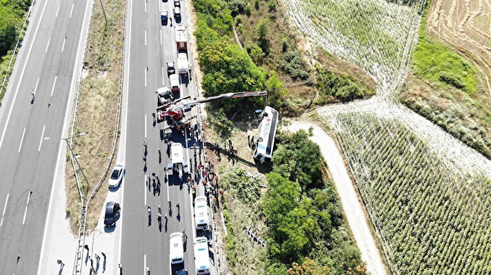 Kaza, Lüleburgaz gişeleri mevkiinde meydana geldi. Edirne’den Bodrum’a seyir halinde olan 16 ABE 743 plakalı Nilüfer Seyahat firmasına ait yolcu otobüsü, henüz belirlenemeyen bir sebeple devrildi.