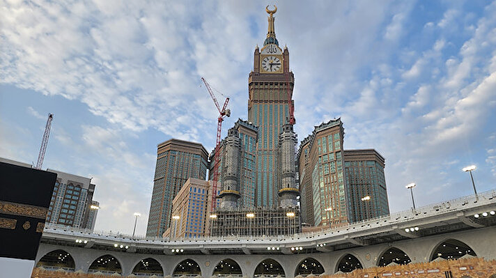 Suudi Arabistan'ın Mekke kentinde 2011 yılında açılışı gerçekleşen Kraliyet Saat Kulesi, dünyanın en yüksek 3. binası konumunda bulunuyor.