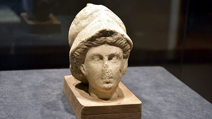 Yunan mitolojisinde Zeus ile Zeus'un ilk eşi Metis'in çocuğu savaş ve barışın simgesi 'Athena'ya ait heykel başı, İzmir Arkeoloji Müzesi'nin fuaye salonunda tarih tutkunları için sergilenmeye başlandı.