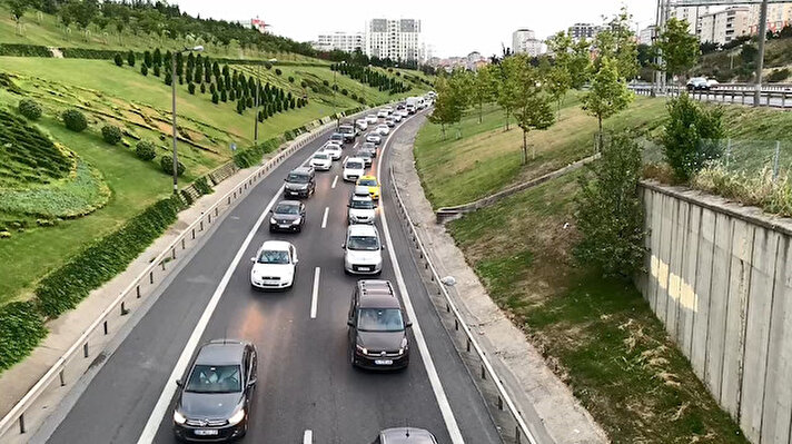 İstanbul’da 9 günlük bayram tatili öncesi trafikte yaşanan yoğunluk, bugün sabah saatlerinde de devam etti. 