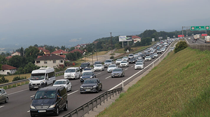 Ankara yönündeki yoğunluk nedeniyle Bolu Dağı Tüneli, Abant Kavşağı ve Yumrukaya kesimlerinde trafik zaman zaman durma noktasına geliyor.