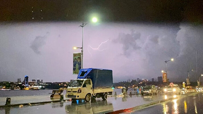 Meteoroloji Genel Müdürlüğü'nün uyarılarının ardından İstanbul'da etkili olan sağanak yağmur etkisini artırarak devam ediyor.