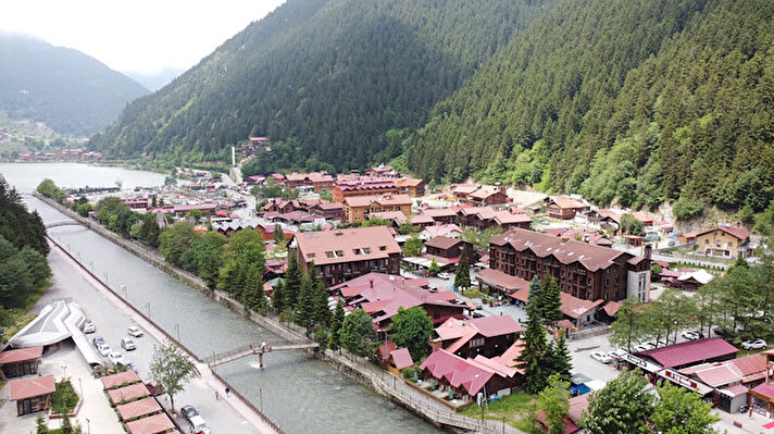 Doğal güzellikleriyle her mevsim yerli ve yabancı turistlerin ilgi odağı, Trabzon'un Çaykara ilçesindeki turizm merkezi Uzungöl'de, yaz turizm sezonu hareketliliği yaşanıyor. 