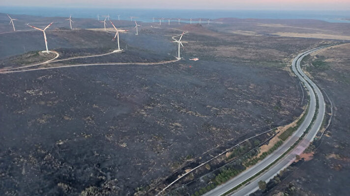 Çeşme Karaköy Mahallesi Karahisar mevkiinde makilik arazide çıkan yangını kontrol altına çalışmaları sürerken, alevlerin ve dumanların görüntüsü havadan dron ile görüntülendi. 