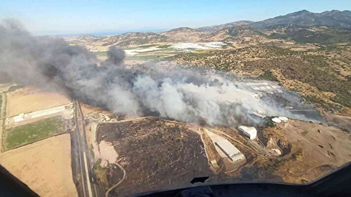 Çeşme ilçesinde dün çıkan orman yangını kısmen kontrol altına alınırken, bu sabah da Bergama ilçesi Sağancı köyü yakınlarında otluk alanda yangın çıktı.