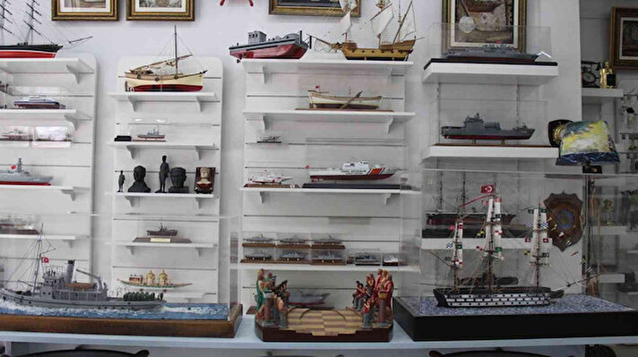 Gölcük ilçesinde yaşayan emekli Deniz Astsubayı Yusuf Akmeşe (55), hobi olarak başladığı gemi modelciliğini mesleğe dönüştürdü. 22 yıldır hobi olarak gemi modelciliği ile ilgilenen Akmeşe, açtığı atölyede 12 yıldır hediyelik gemiler üretiyor. 