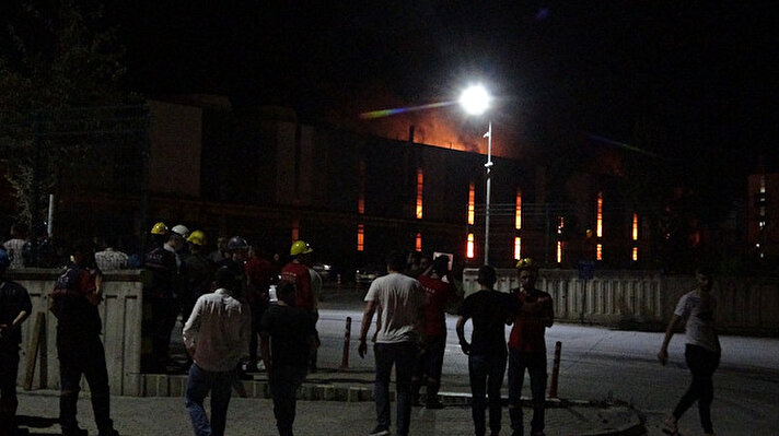 Saat 01.30 sıralarında Alikahya Organize Sanayi Bölgesi'nde bulunan bir demir çelik fabrikasında henüz bilinmeyen bir nedenle yangın çıktı.