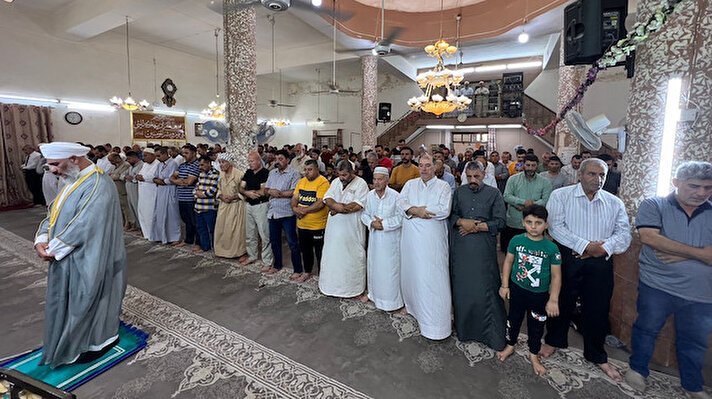 Kerkük'ün Musulla semtindeki Avcı Camisi'nde bir araya gelen yüzlerce Türkmen, cuma namazında 15 Temmuz'da şehit olanlar için dua etti.