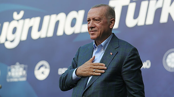 Cumhurbaşkanı Erdoğan ve 15 Temmuz hain darbe girişiminin 6. yıl dönümü kapsamında Saraçhane Meydanı'ndaki anma programına katıldı.<br>Cumhurbaşkanı Erdoğan konuşmasında öğrencilere KYK borçları ile ilgili müjdeli haberi verdi.