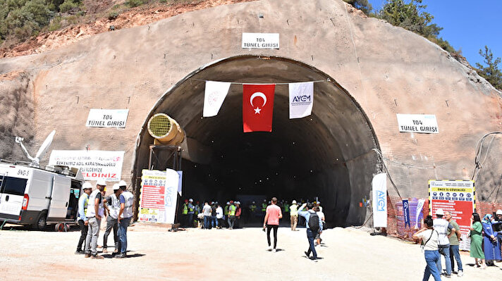 Ulaştırma ve Altyapı Bakanı Adil Karaismailoğlu, Osmaneli- Bursa- Balıkesir hızlı tren hattı projesinin Bilecik'in Osmaneli ilçesi yakınlarında yapımı süren 500 metre uzunluğundaki T4 tünelinin ışık görme törenine katıldı. 