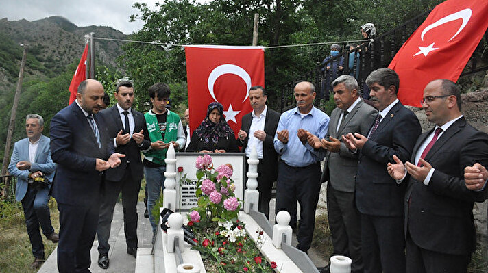 Tunceli'de, PKK’lı teröristler tarafından kaçırıldıktan sonra şehit edilen sınıf öğretmeni Necmettin Yılmaz için mezarı başında anma programı düzenlendi. 
