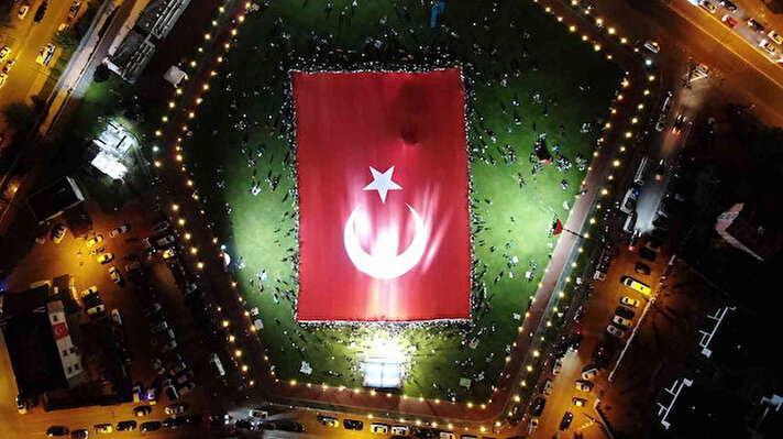 Kayseri'deki törende 45 metre genişliğe 67,5 metre uzunluğa ve 3 bin 68 metrekare alan genişliği ile dünyanın en büyük Türk Bayrağı vatandaşlar ve protokol üyeleri tarafından açılarak dalgalandırıldı.