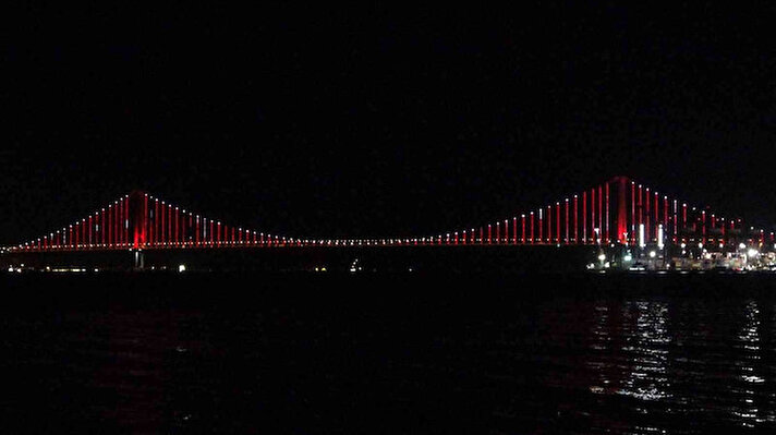 15 Temmuz Demokrasi ve Milli Birlik Günü sebebiyle Osmangazi Köprüsü kırmızı-beyaza büründü.