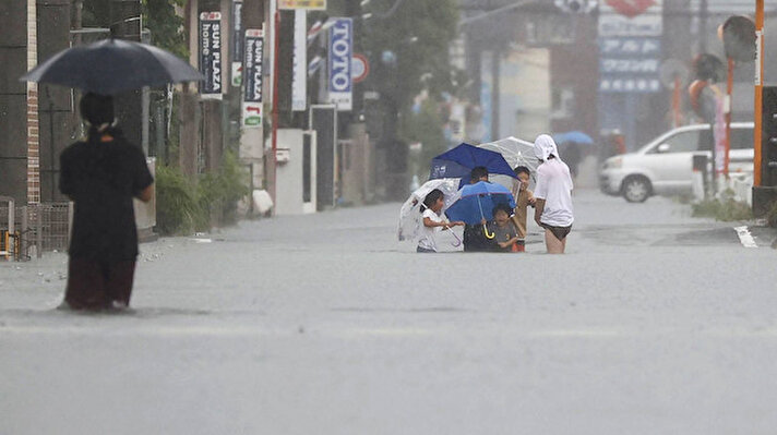 Japonya’nın birçok kesiminde dün akşam itibariyle etki gösteren şiddetli yağışlar hayatı olumsuz etkiledi.