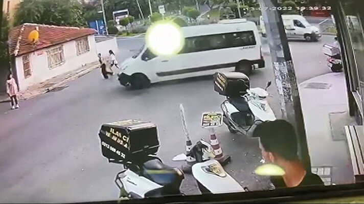 Esenler Çinçindere Caddesi'nde Çarşamba günü saat 10.30'da  trafik ışıklarında bekleyen minibüs şoförü Sedat Arde, minibüsle yaya geçidini kapattı. 