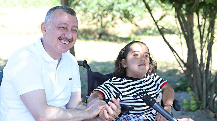 Spina Bifida hastası olması nedeniyle tekerlekli sandalyede hayatını geçirmek zorunda kalan Aslıhan Efe(17), evinin bahçesinde akülü aracıyla dolaşmak istediğinde büyük zorluk yaşıyordu. İzmit Durhasan Mahallesi Solaklar mevkiindeki evlerinin bahçesi toprak olan Aslıhan, tekerlekli sandalyesiyle bahçede gönlünce dolaşamıyor, arka taraftaki hayvanlarına ulaşamıyordu.