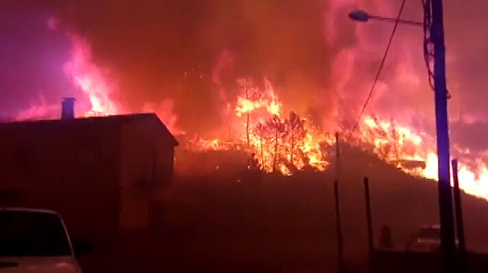 İspanya meteoroloji yetkilileri dün 43 derece sıcaklık ölçüldüğünü belirterek Zamora bölgesinde orman yangınlarının demiryolu raylarına ulaşmasıyla tren seferlerinin durdurulduğunu açıkladı. İtfaiye yetkilileri ülke genelinde yaklaşık 20 bölgede orman yangınlarının henüz kontrol altına alınamadığını, çalışmaların devam ettiğini ifade etti.