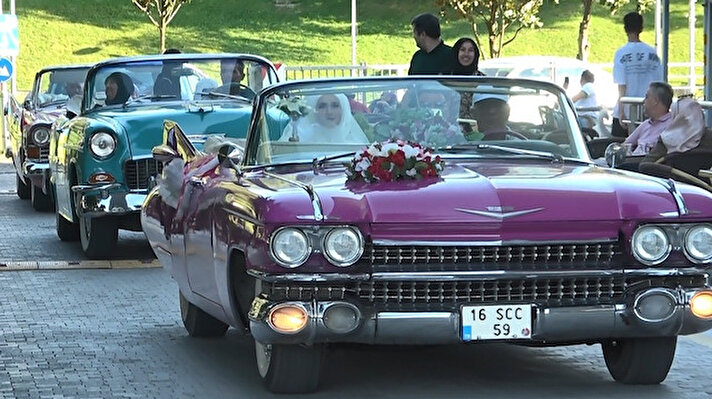 Bursa'da klasik otomobil sevdalısı Özay-Sümeyra Balkan çifti, düğününde antika otomobillerden oluşan konvoy yaptı.