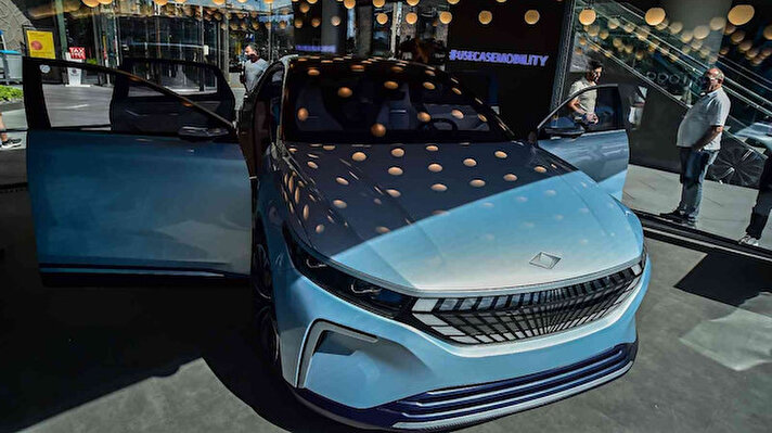 Geçtiğimiz ocak ayında ABD'nin Las Vegas şehrinde düzenlenen CES fuarında sergilenen yerli otomobilin 'Konsept Akıllı Cihaz' olarak isimlendirdiği yerli otomobilinin sedan modeli şimdi de İstanbul'da görücüye çıktı. 