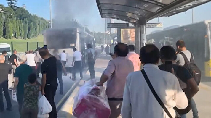 Yangın, saat 18.15 sıralarında Acıbadem Metrobüs Durağı'nda metrobüs aracının motor kısmında çıktı.